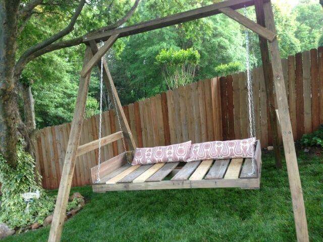 Outdoor pallet swing for two