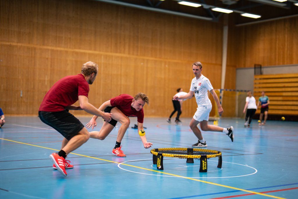 players playing spikeball